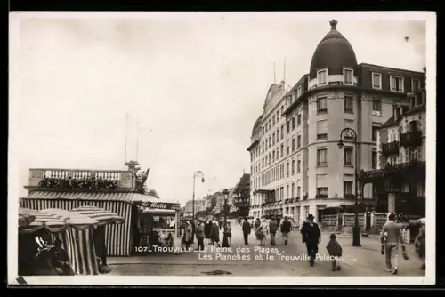 AK Trouville, La Reine des Plages, Les Planches et le Trouville Palace