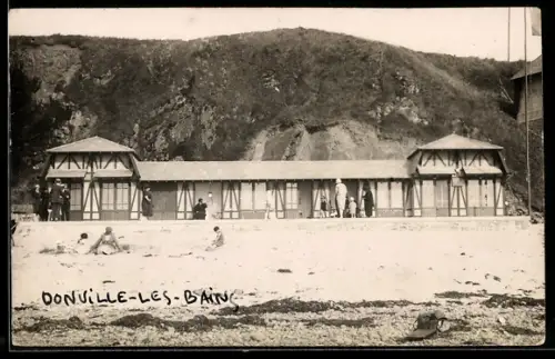 AK Donville-les-Bains, Badehäuschen am Strand vor Klippen