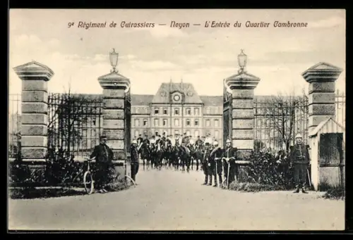 AK Noyon, 9e Régiment de Cuirassiers, Noyon, LEntrée du Quartier Cambronne