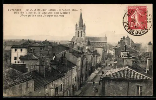 AK Aigueperse, Grande Rue Bas de Ville et la Chaîne des Dômes, Vue prise des Jacquemarts