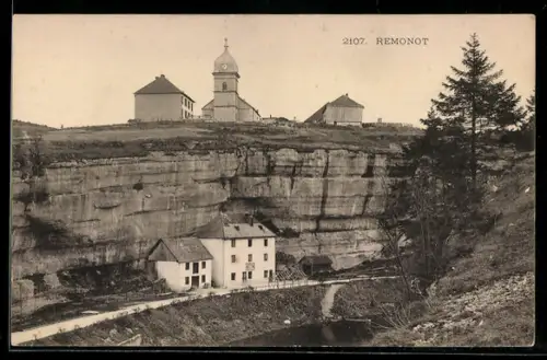 AK Remonot, Häuser an Felswand mit Kirche