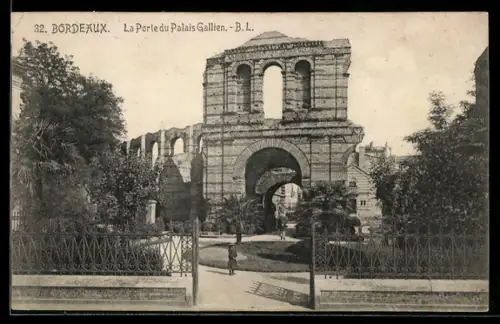 AK Bordeaux, La Porte du Palais Gallien