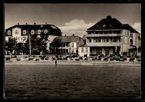 AK Wyk auf Föhr, Strandpromenade mit Strandkörben und Häusern
