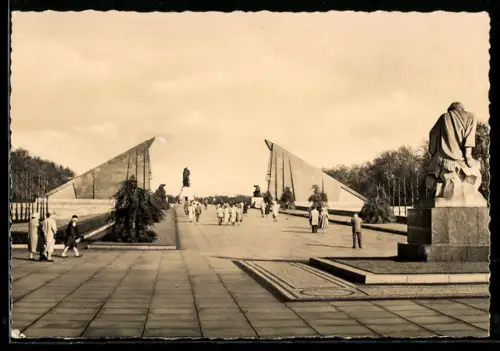 AK Berlin-Treptow, Sowjetisches Ehrenmal, Monumentalanlage, Statuen, Gedenkstätte