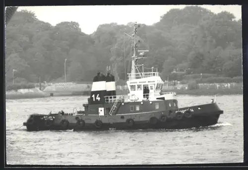 Fotografie Deutscher Hafenschlepper Bugsier 14, Heimathafen Hamburg, auf der Unterelbe