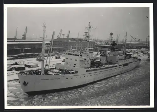 Fotografie Sowjetisches Forschungsschiff der Kosmischen Flotte Kozmonavt Viktor Patsayev im Hafen