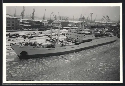 Fotografie Sowjetisches Schulschiff Professor Shegolyev im vereisten Hafenbecken
