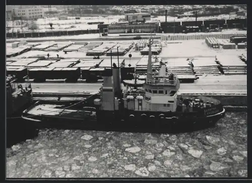 Fotografie Sowjetischer Schlepper Kapitan Uzhovtsev festgemacht im Hafen