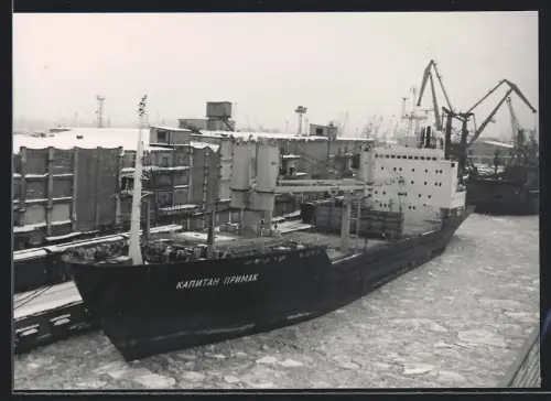 Fotografie Sowjetisches Frachtschiff Kapitan Primak im Winter im Hafen