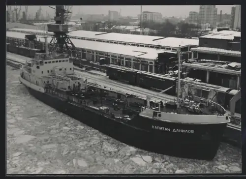 Fotografie Sowjetisches Tankschiff Kapitan Danilov festgemacht an dere Kaimauer