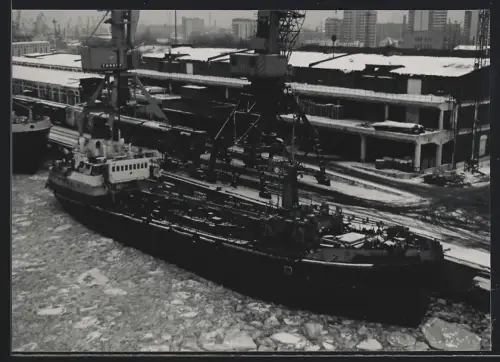 Fotografie Sowjetisches Tankschiff im Hafenbecken zwischen Eisschollen