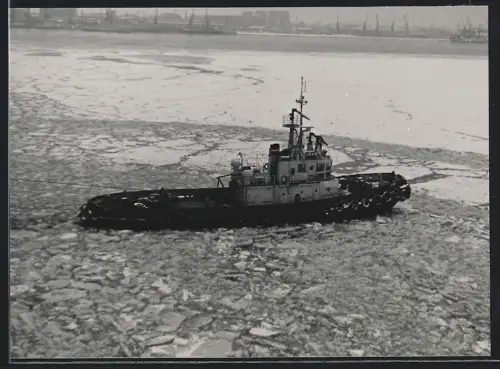 Fotografie Sowjetischer Schlepper Uran schleppt ein Frachtschiff bei Eisgang
