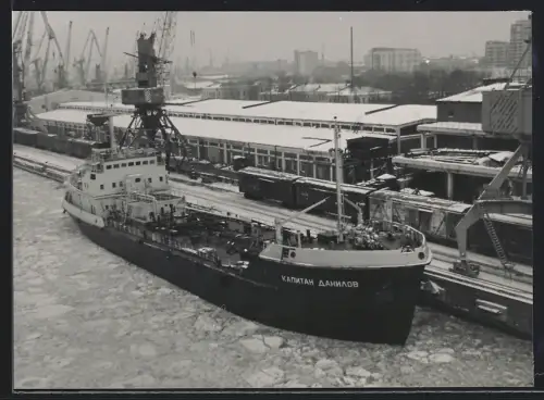 Fotografie Sowjetisches Tankschiff Kapitan Danilov im vereisten Hafenbecken