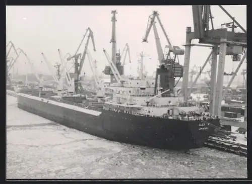 Fotografie Massengutfrachtschiff Cleo, Heimathafen Limassol, festgemacht an der Kaimauer im Hafen