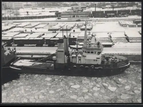 Fotografie Sowjetischer Schlepper Kapitan Uzhovtsev festgemacht an der Kaimauer