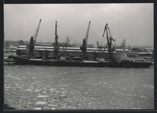 Fotografie Sowjetisches Frachtschiff Vlas Nichkov im Hafen zwischen Treibeis