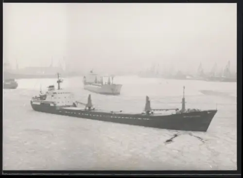 Fotografie Sowjetisches Frachtschiff tief beladen im vereisten Hamburger Hafen