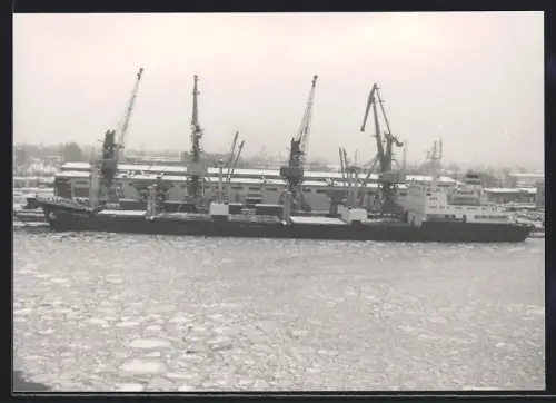 Fotografie Sowjetisches Frachtschiff Vlas Nichkov im Hafen zwischen Eisschollen