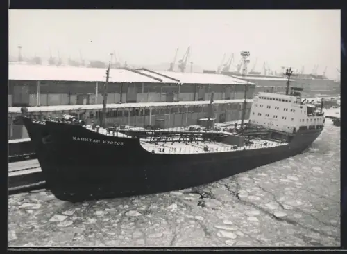 Fotografie Sowjetisches Tankschiff Kapitan Izotov in Ballast im Hafen im Winter
