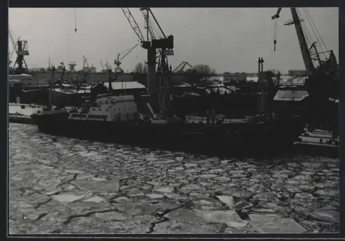 Fotografie Sowjetisches Frachtschiff Kimry im Hafen zwischen Eisschollen
