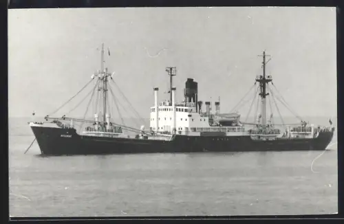 Fotografie Sowjetisches Frachtschiff Arsamas vor Anker liegend