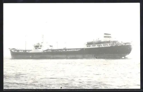 Fotografie Sowjetisches Tankschiff mit Heimathafen Ventspils mit Hammer & Sichel-Emblem am Schornstein