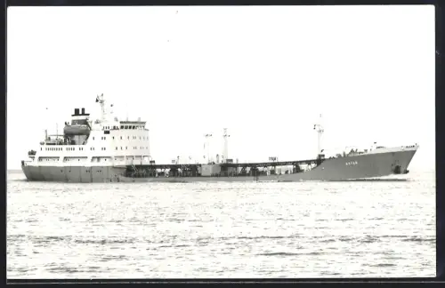 Fotografie Sowjetisches Tankschiff Altay tief beladen in Fahrt