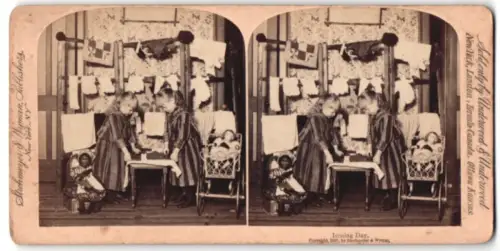 Stereo-Fotografie Zwei Mädchen mit Puppen und einem Spielzeug-Bügeleisen, Ironing Day
