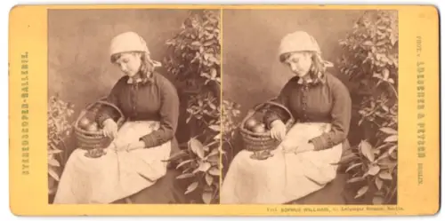 Stereo-Fotografie Landwirtin mit einem Korb voller Äpfel im Halbprofil