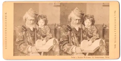 Stereo-Fotografie Grossvater und Kleinkind mit Bilderbuch