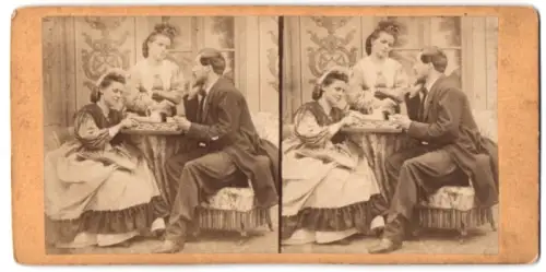 Stereo-Fotografie Zwei hübsche Frauen spielen Dame mit einem Mann