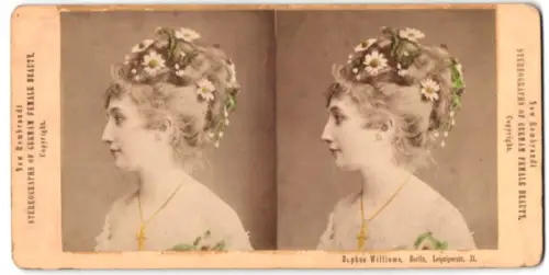 Stereo-Fotografie Portrait einer hübschen Frau mit Blumen im Haar im Profil