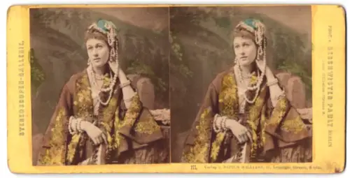 Stereo-Fotografie Portrait einer hübschen Frau in Tracht mit Perlenkette