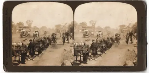 Stereo-Fotografie Peking, Chinese Funeral Procession, Bearing Food for the Departed Spirit