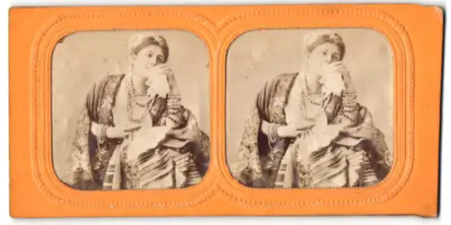 Stereo-Fotografie Hübsche Frau in Tracht und mit Perlenketten, Halt gegen das Licht