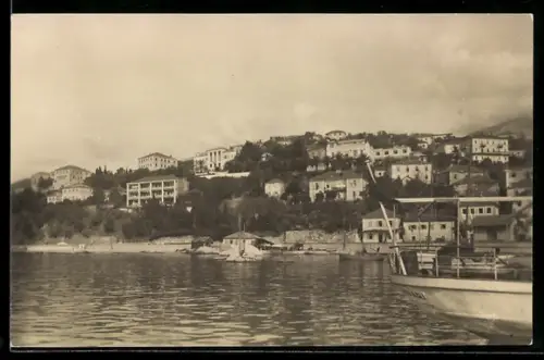 AK Hercegnovi, Blick auf die Küste mit Booten