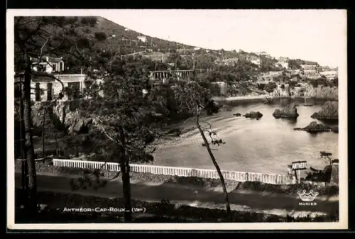 AK Anthéor, Cap roux, Küstenbucht mit Felsen und Uferpromenade