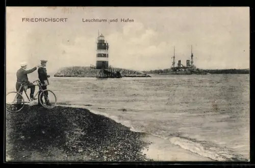 AK Kiel-Friedrichsort, Fahrradfahrer blickt zum Leuchtturm, Hafen