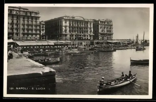 AK Napoli, S.Lucia, Veduta del porto con barche e edifici storici