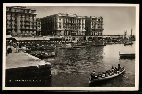 AK Napoli, S. Lucia, Vista del porto con barche e edifici storici