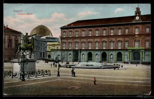 AK Napoli, Palazzo Reale e statua equestre in piazza