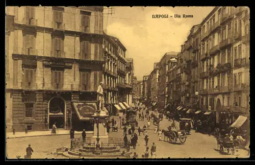 AK Napoli, Via Roma con statua e carrozze