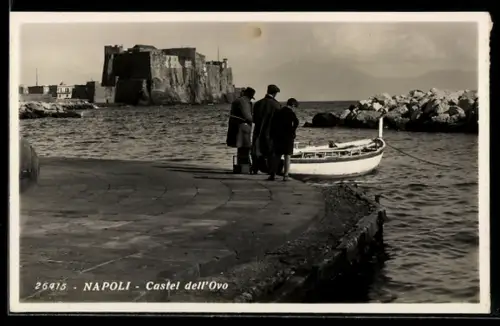 AK Napoli, Castel dell`Ovo con persone sul molo