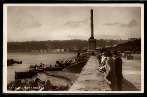 AK Napoli, Via Caracciolo con colonne e persone sul lungomare