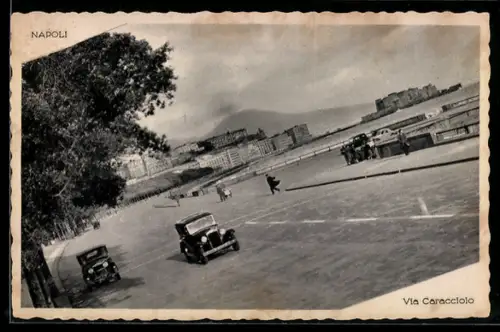 AK Napoli, Via Caracciolo con auto d`epoca e vista sul lungomare