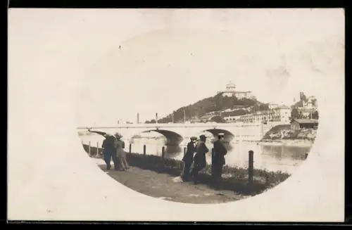 Foto-AK Torino, Ponte con colline e passeggiata lungo il fiume