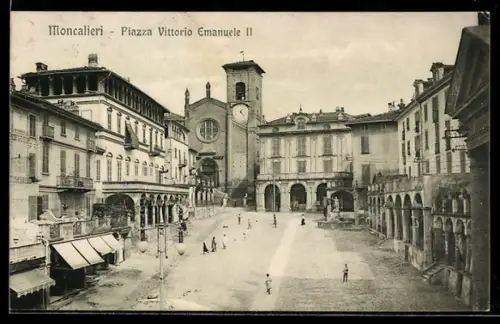 AK Moncalieri, Piazza Vittorio Emanuele II con persone e antichi edifici