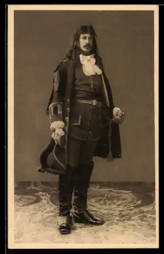 AK Torino, Carosello Storico, Uomo in costume storico del 1892 con spada e cappello