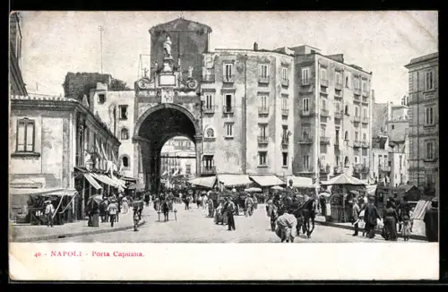 AK Napoli, Porta Capuana con folla e edifici circostanti