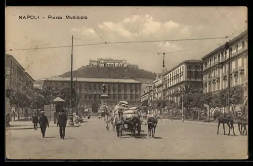 AK Napoli, Piazza Municipio con vista della collina e persone in strada